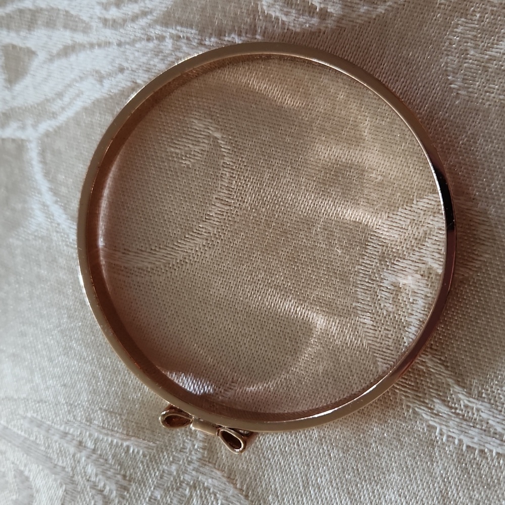 Kate Spade ♠️  gold bow bangle bracelet - Picture 2 of 6